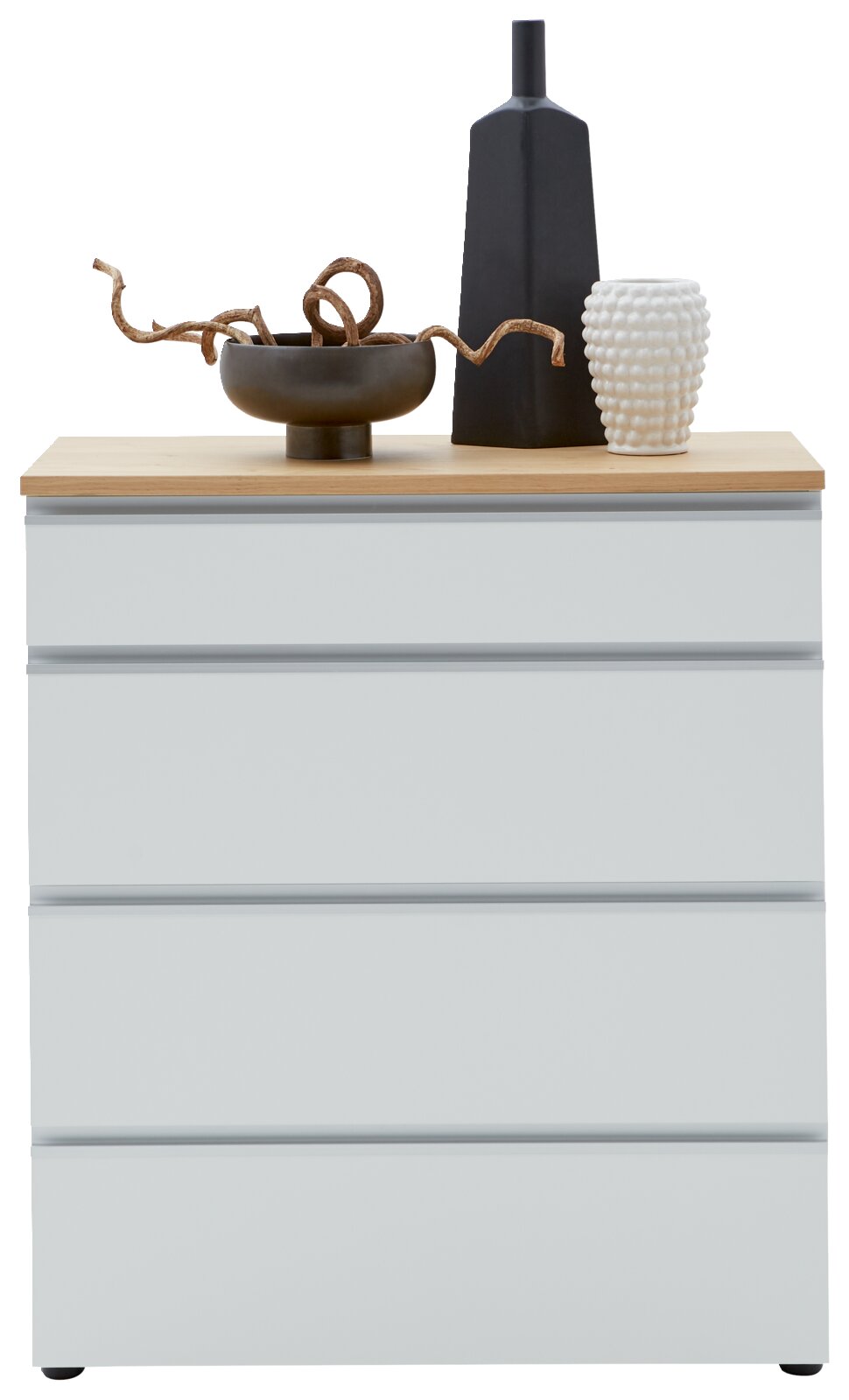 Vooraanzicht van een moderne ladekast met drie lades, versierd met een zwarte vaas, een witte vaas met structuur en een schaal met takjes op het houten oppervlak.