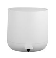 Weißer Treteimer Pomino mit 4,5 Litern Fassungsvermögen, frontal abgebildet.