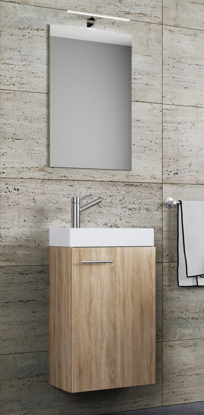 Wandmontiertes Badezimmer-Waschtisch-Set mit Holzoptik-Unterschrank, weißem Aufsatzwaschbecken, verchromter Armatur und rechteckigem Spiegel mit LED-Leuchte darüber, frontal leicht von links aufgenommen