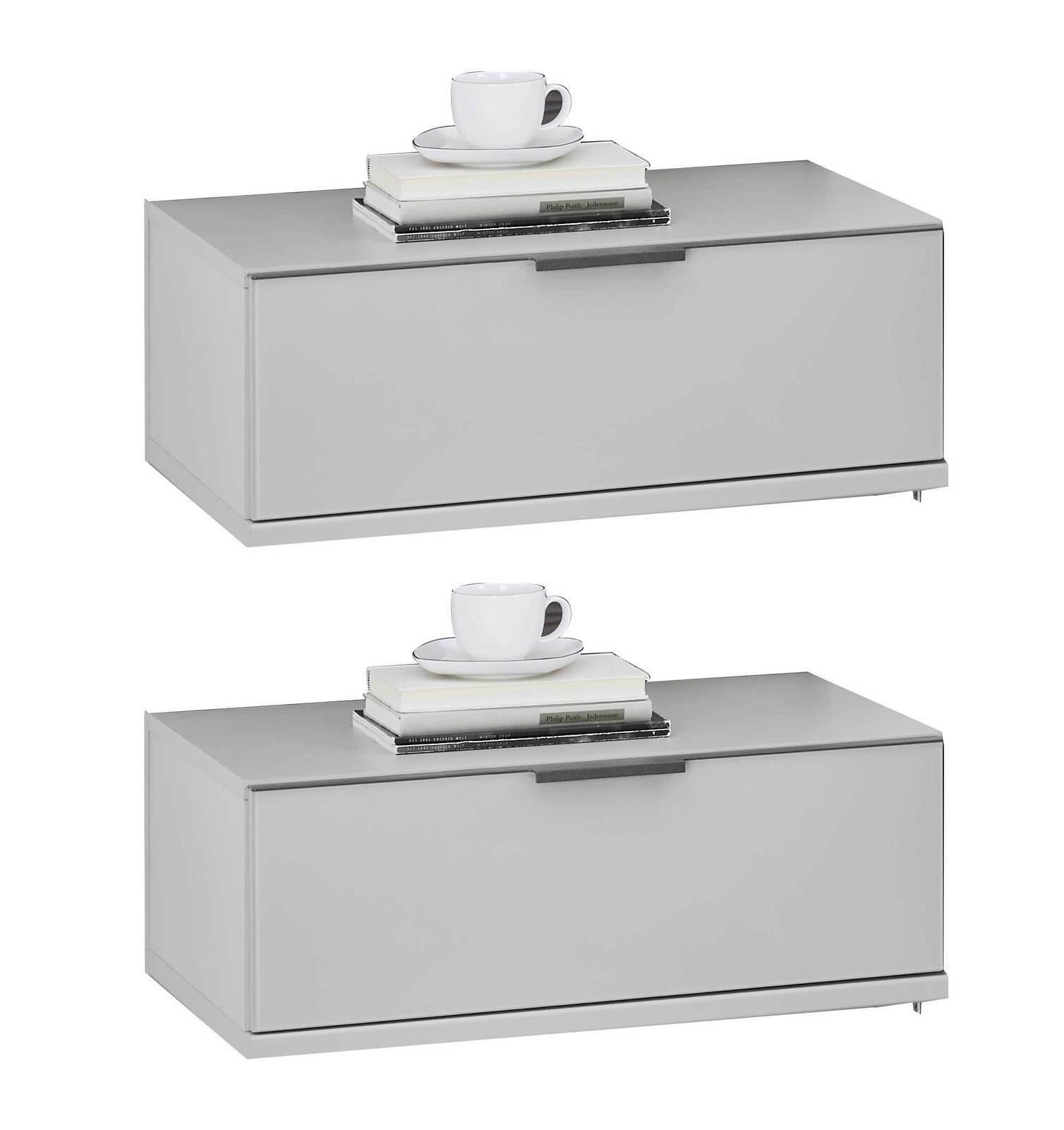 Zwei moderne, graue Nachtkonsolen mit einer Tasse und Büchern darauf, seitliche Perspektive.