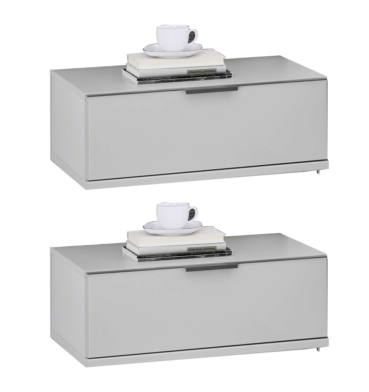 Zwei moderne, graue Nachtkonsolen mit einer Tasse und Büchern darauf, seitliche Perspektive.