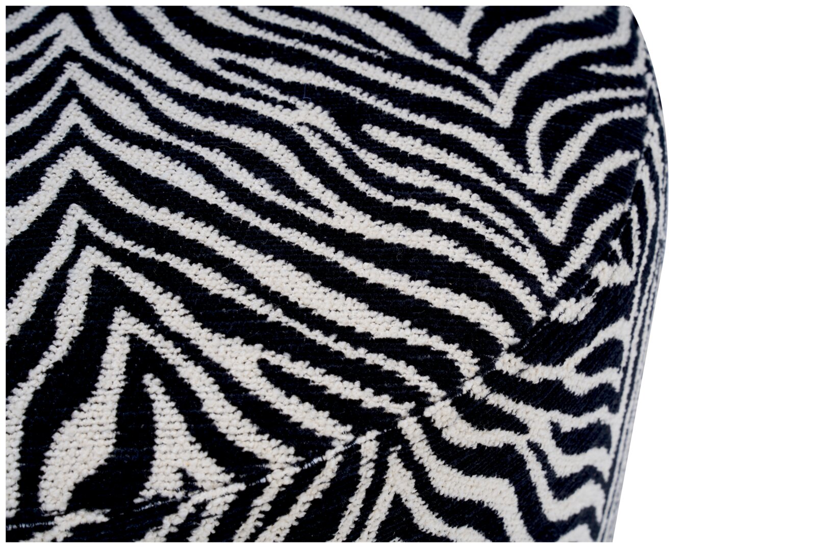 Close-up vanuit een schuin bovenaanzicht van zwart-wit textiel met zebraprint en een licht pluizige structuur