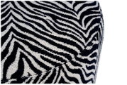 Close-up vanuit een schuin bovenaanzicht van zwart-wit textiel met zebraprint en een licht pluizige structuur
