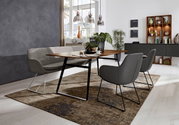Moderne Polsterbank in einem stilvollen Esszimmer, seitliche Perspektive