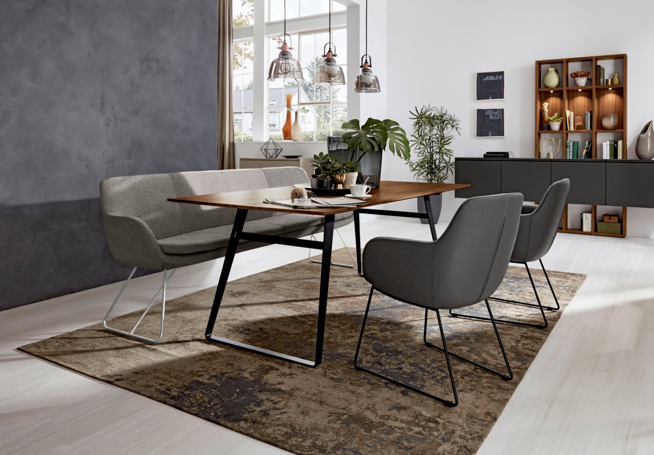 Moderne Polsterbank in einem stilvollen Esszimmer, seitliche Perspektive
