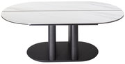 Moderner Couchtisch mit ovaler Marmoroptik-Tischplatte und schwarzem Sockel, seitliche Perspektive