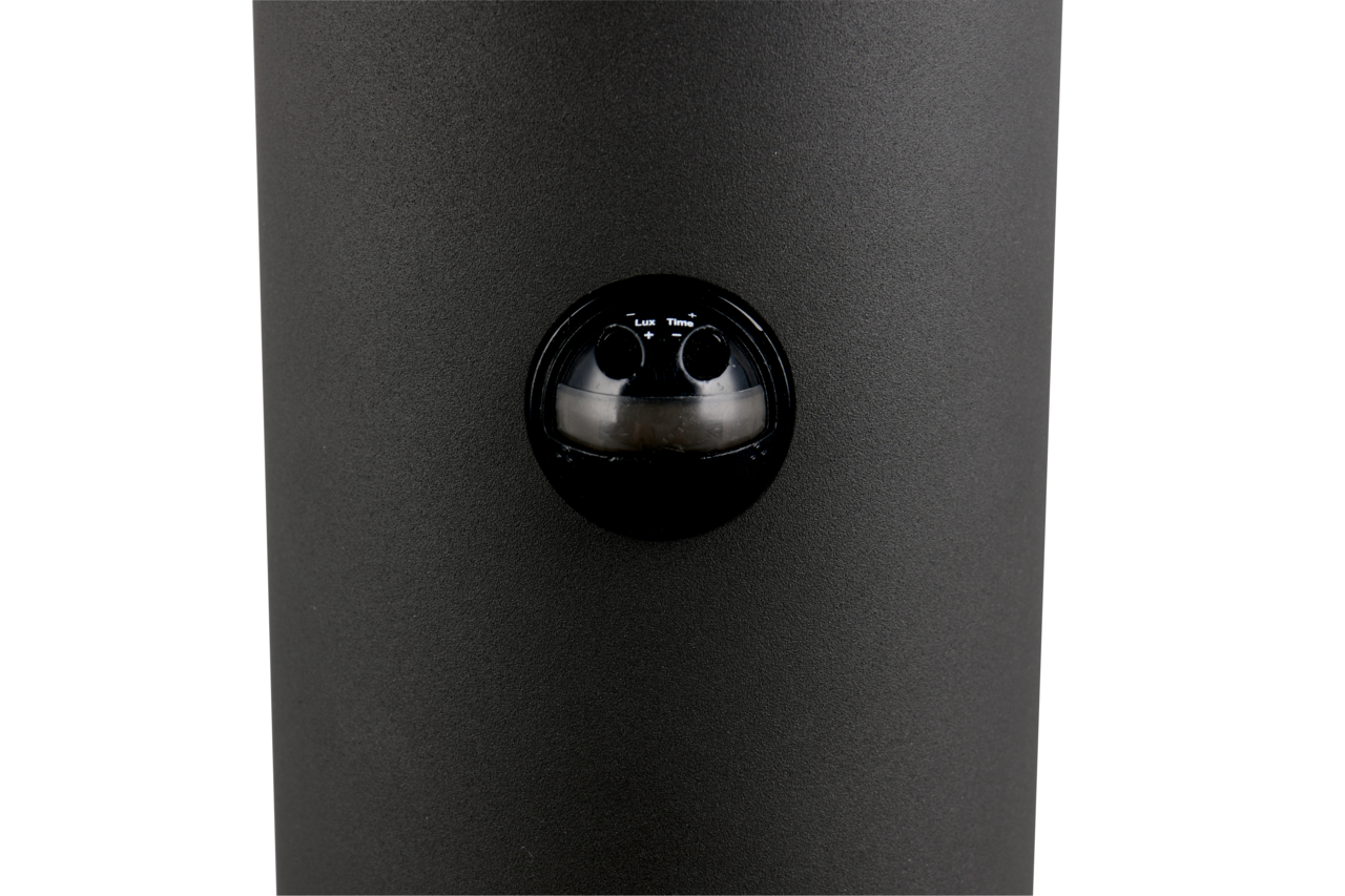Nahaufnahme einer LED-Außen-Bodenleuchte mit schwarzem Gehäuse und Einstellknöpfen für Lux und Zeit.