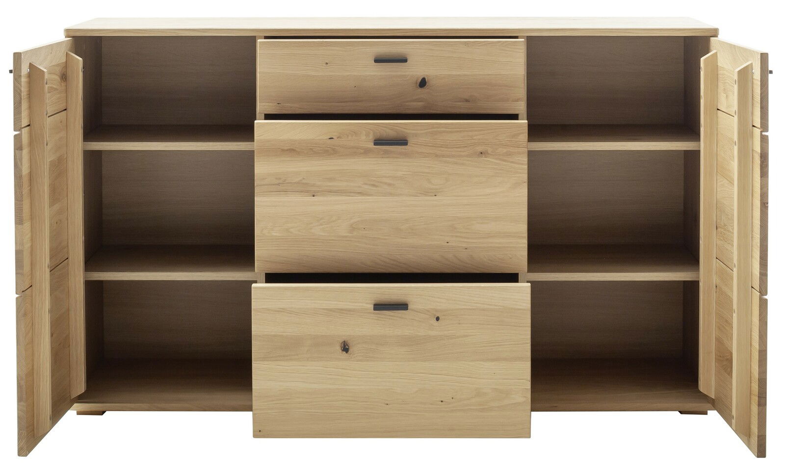 Frontale Ansicht eines Sideboards aus Holz mit offenen Türen und Schubladen, die viel Stauraum bieten.
