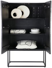 Offenes Highboard mit schwarzem Innenraum, dekoriert mit weißen Keramikobjekten, schwarzen Kerzenhaltern und Kissen, Frontalansicht.