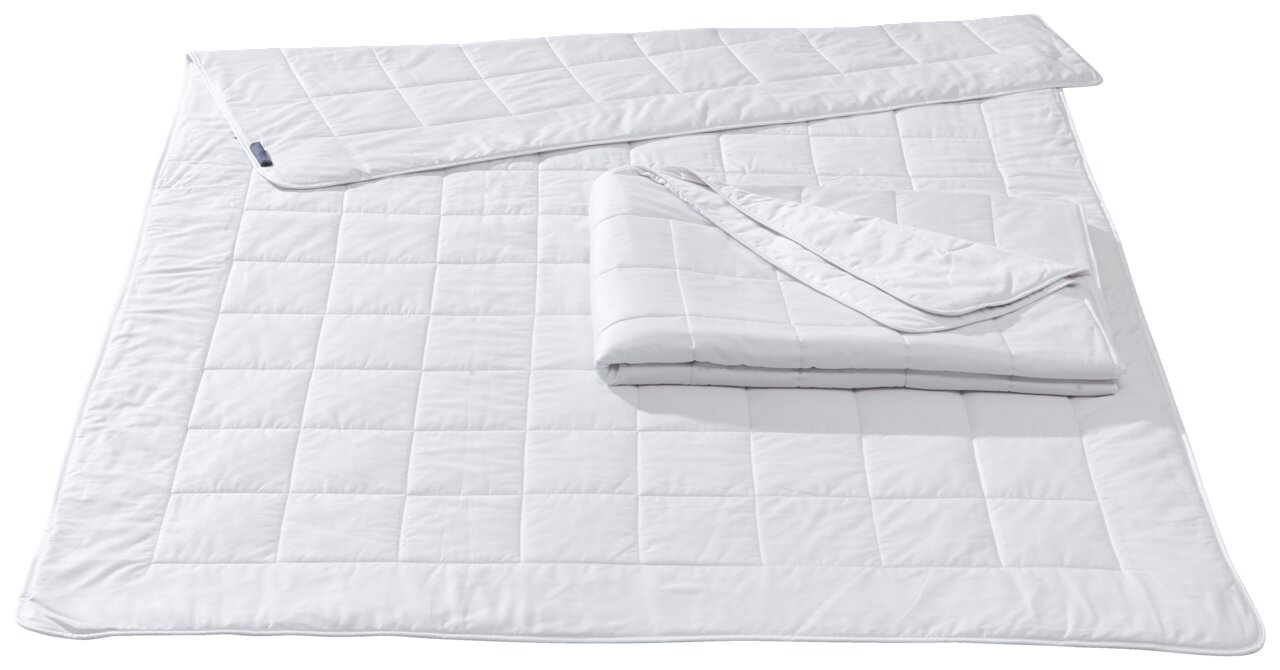 Weiße Wildseidendecke Superlight in Draufsicht, teilweise gefaltet