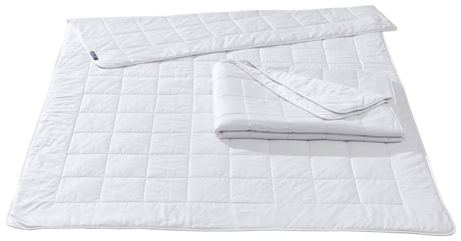 Weiße Wildseidendecke Superlight in Draufsicht, teilweise gefaltet