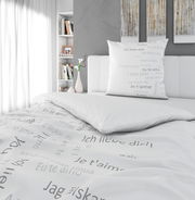 Bettwäsche-Set mit internationalem Liebesbotschafts-Design in einem modernen Schlafzimmer, seitliche Perspektive