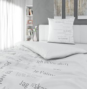 Bettwäsche-Set mit internationalem Liebesbotschafts-Design in einem modernen Schlafzimmer, seitliche Perspektive