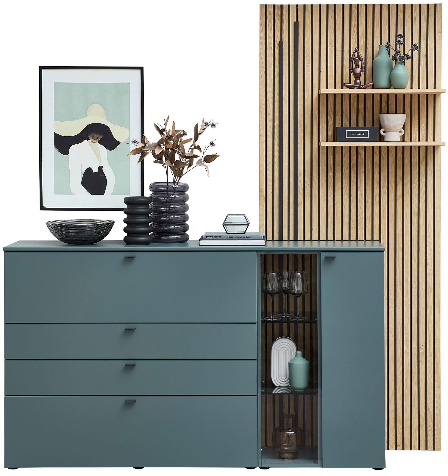 Moderne Sideboardkombination VANYA von Venjakob in stilvollem Design, mit grünen Schubladen und Glastür, dekoriert mit Vasen und Kunstwerk, aus frontaler Perspektive.