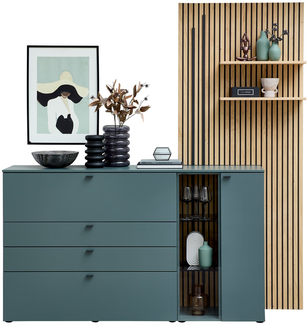 Moderne dressoircombinatie VANYA van Venjakob in een stijlvol ontwerp, met groene lades en een glazen deur, versierd met vazen en kunstwerken, gezien van voren.
