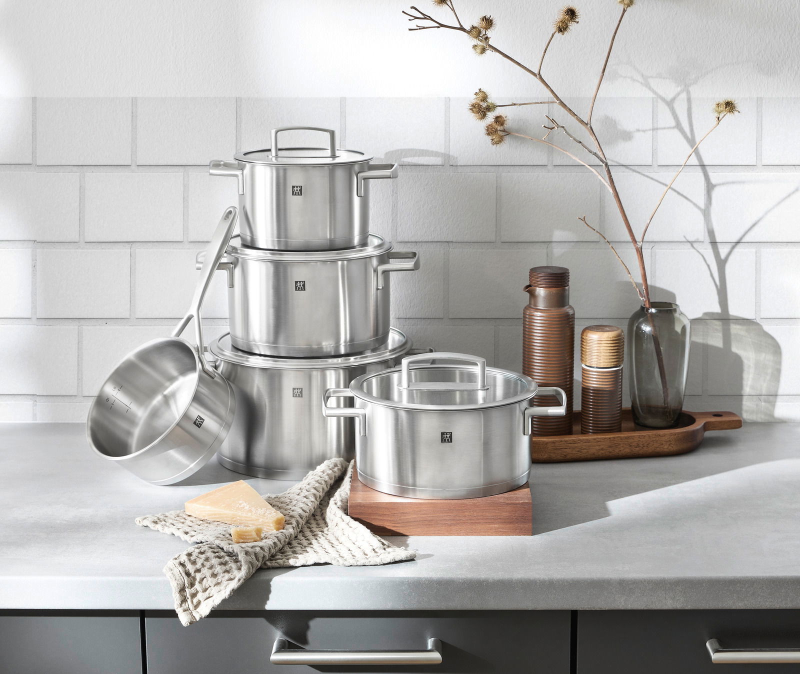 ZWILLING Topfset 5-tlg. VITALITY Topfset Vitality 5-tlg. aus Edelstahl, bestehend aus mehreren Töpfen und einer Stielkasserolle, auf einer Küchenarbeitsplatte arrangiert. Perspektive von vorne.