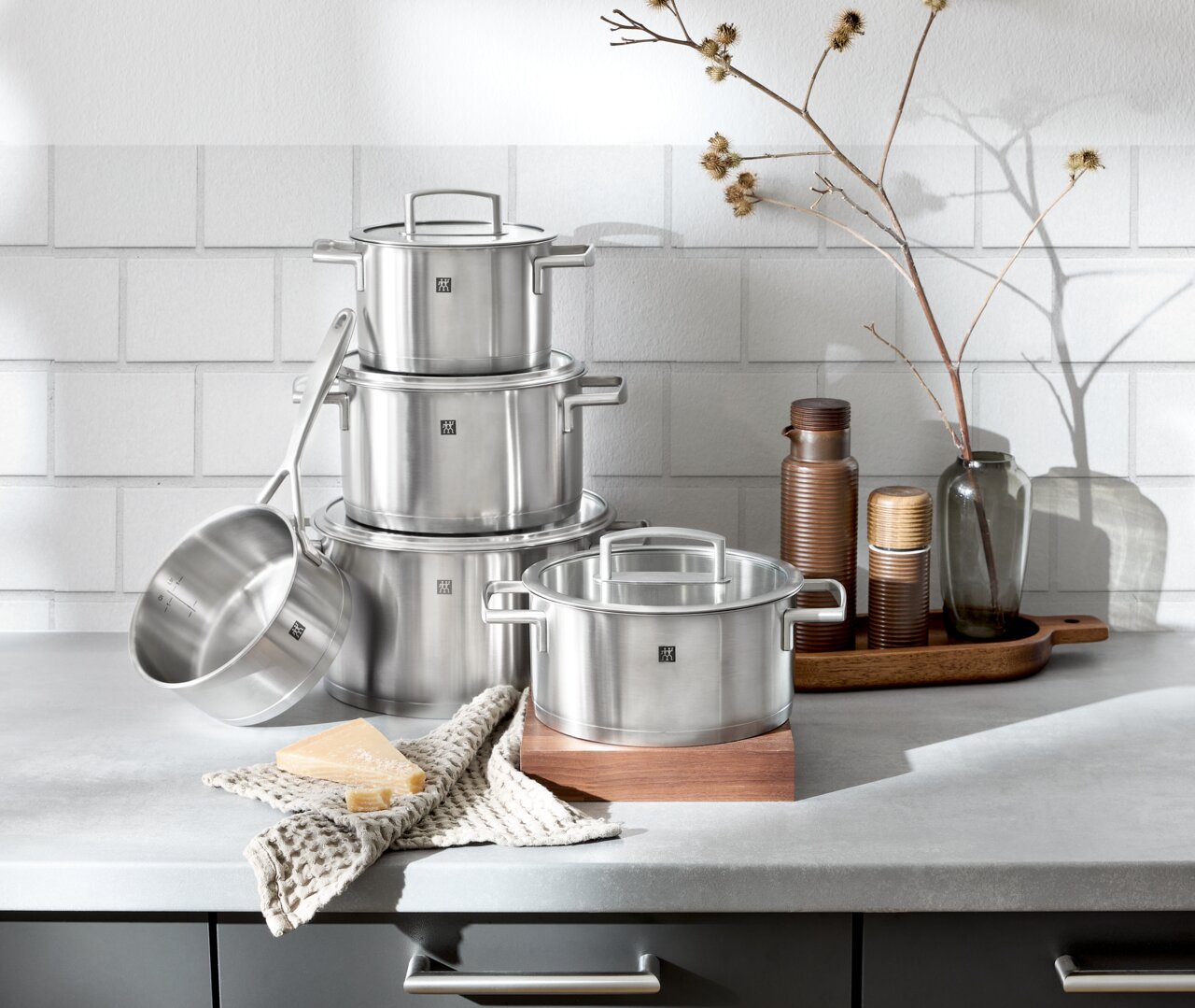 ZWILLING Topfset 5-tlg. VITALITY Topfset Vitality 5-tlg. aus Edelstahl, bestehend aus mehreren Töpfen und einer Stielkasserolle, auf einer Küchenarbeitsplatte arrangiert. Perspektive von vorne.