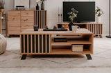Moderner Couchtisch aus Holz mit schwarzen Akzenten, frontal fotografiert, dekoriert mit einer Vase, Tasse und Figuren.