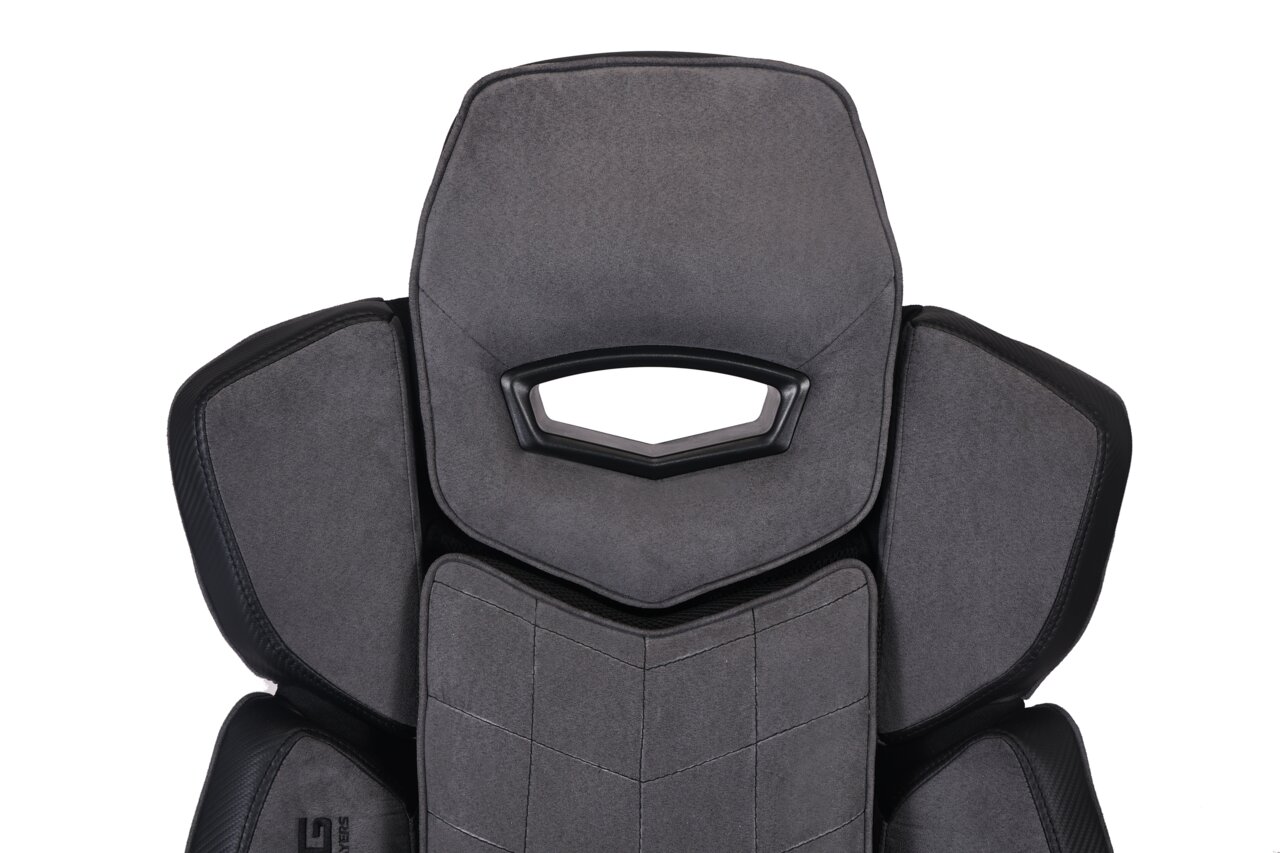 Vooraanzicht van een grijze gamingstoel met een ergonomisch ontwerp en een beklede hoofdsteun.