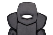 Vooraanzicht van een grijze gamingstoel met een ergonomisch ontwerp en een beklede hoofdsteun.