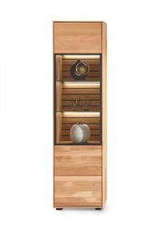 Holzvitrine mit Glastüren, dekoriert mit Vasen und Gläsern, frontal fotografiert