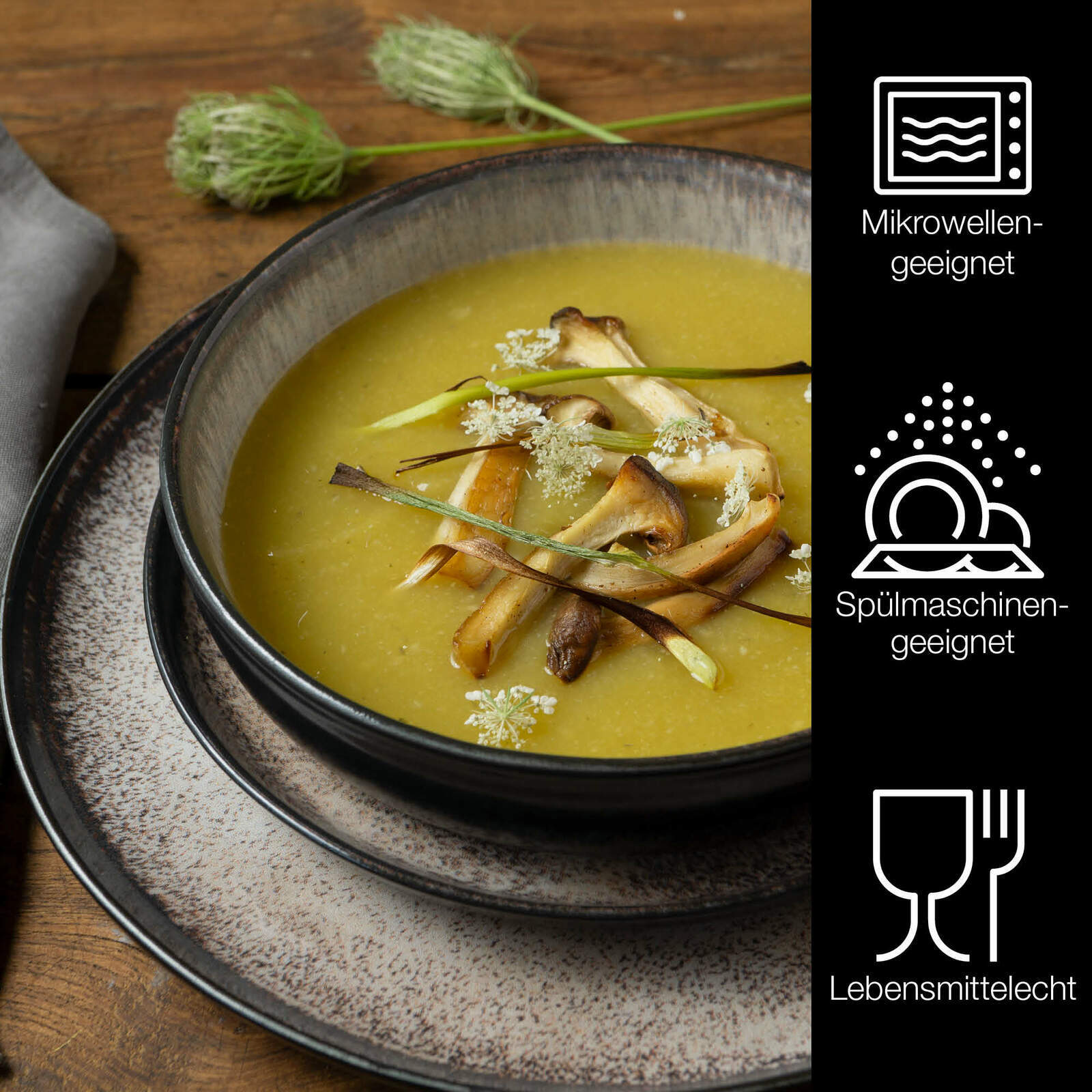 Nahaufnahme eines stilvoll angerichteten Suppentellers mit gelber Suppe und Pilzen, präsentiert auf einem mehrteiligen Tafelservice in Beige. Das Geschirr ist mikrowellengeeignet, spülmaschinengeeignet und lebensmittelecht.