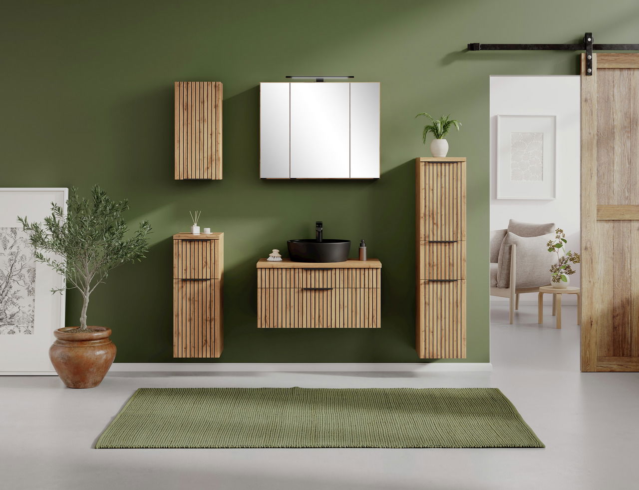 Moderner Midischrank aus Holz mit vertikalen Linien, Teil eines stilvollen Badezimmersets, frontal betrachtet vor einer grünen Wand.