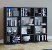 Modernes, dunkelgraues Regal mit mehreren offenen Fächern, gefüllt mit DVDs/Büchern und Deko (Uhr, Kerzen, Vase), frontale Perspektive.