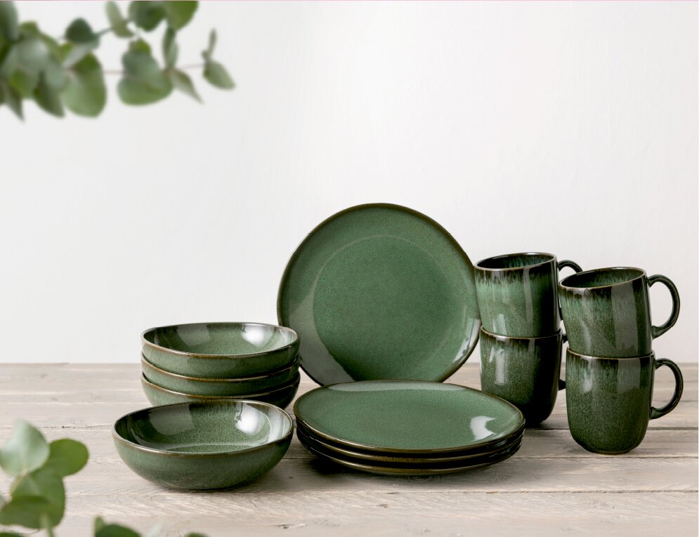 Villeroy & Boch Frühstücks-Set 12-tlg. LAVE VERT Frühstücksset aus grünem Keramikgeschirr, bestehend aus Tellern, Schalen und Tassen, auf einem Holztisch aus der Vorderansicht.