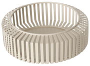 Moderne, runde Schale aus beigem Metall mit vertikalen Streben, seitliche Perspektive.