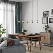 Moderne LED-Hängeleuchte mit fünf kugelförmigen Lampen, hängend über einem Esstisch in einem stilvoll eingerichteten Wohnzimmer. Seitliche Perspektive.