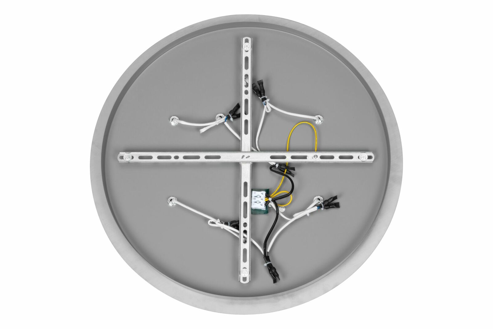 Runde Deckenleuchte von unten mit sichtbarer Verkabelung und Metallhalterungen.