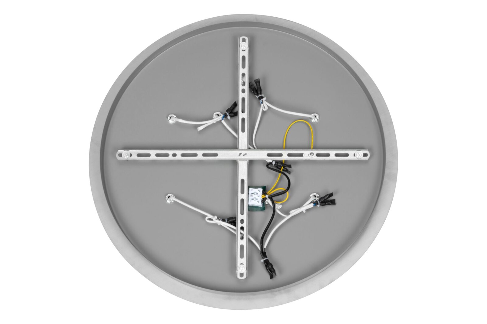 Ronde plafondlamp, van onderaf gezien met zichtbare bedrading en metalen bevestigingen.