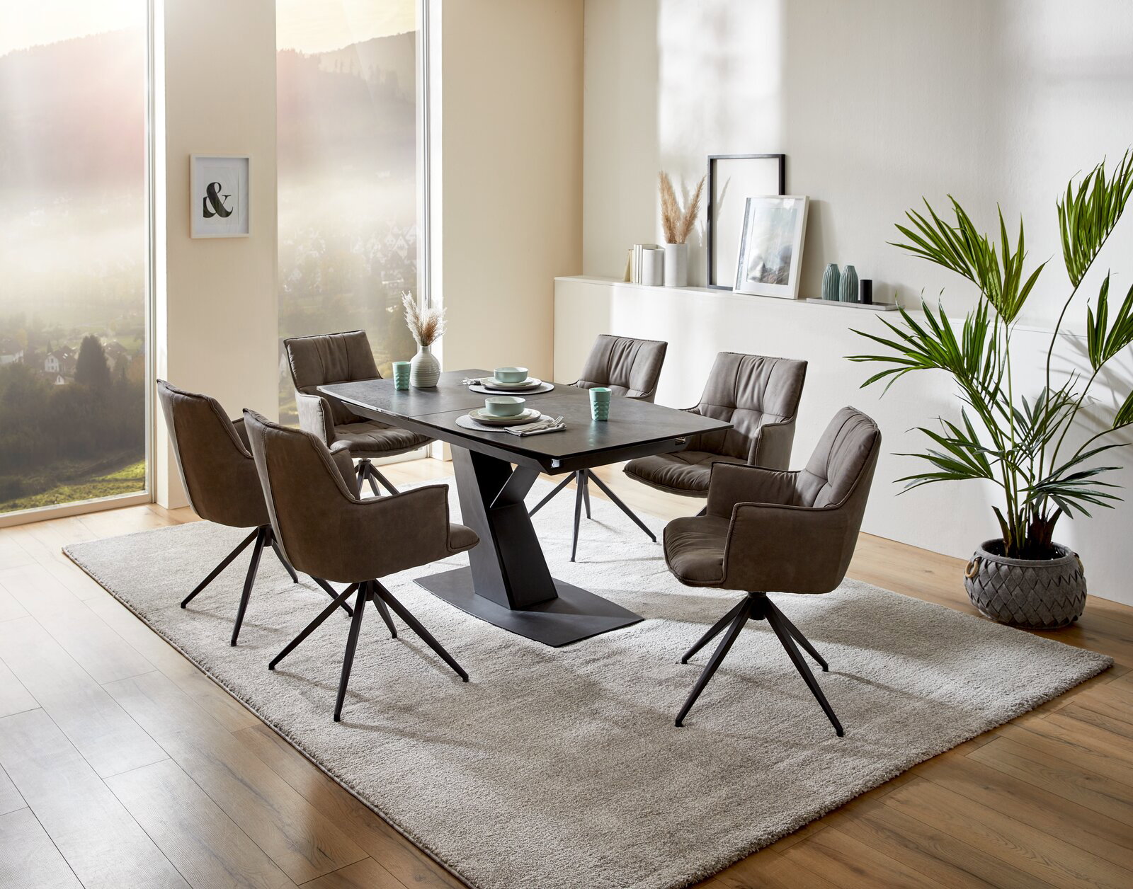 Esszimmer mit modernem Tisch und sechs braunen Sesseln, seitliche Perspektive