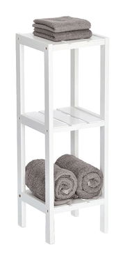 Weißes Standregal mit drei Ablagen, frontal abgebildet, mit grauen Handtüchern dekoriert.