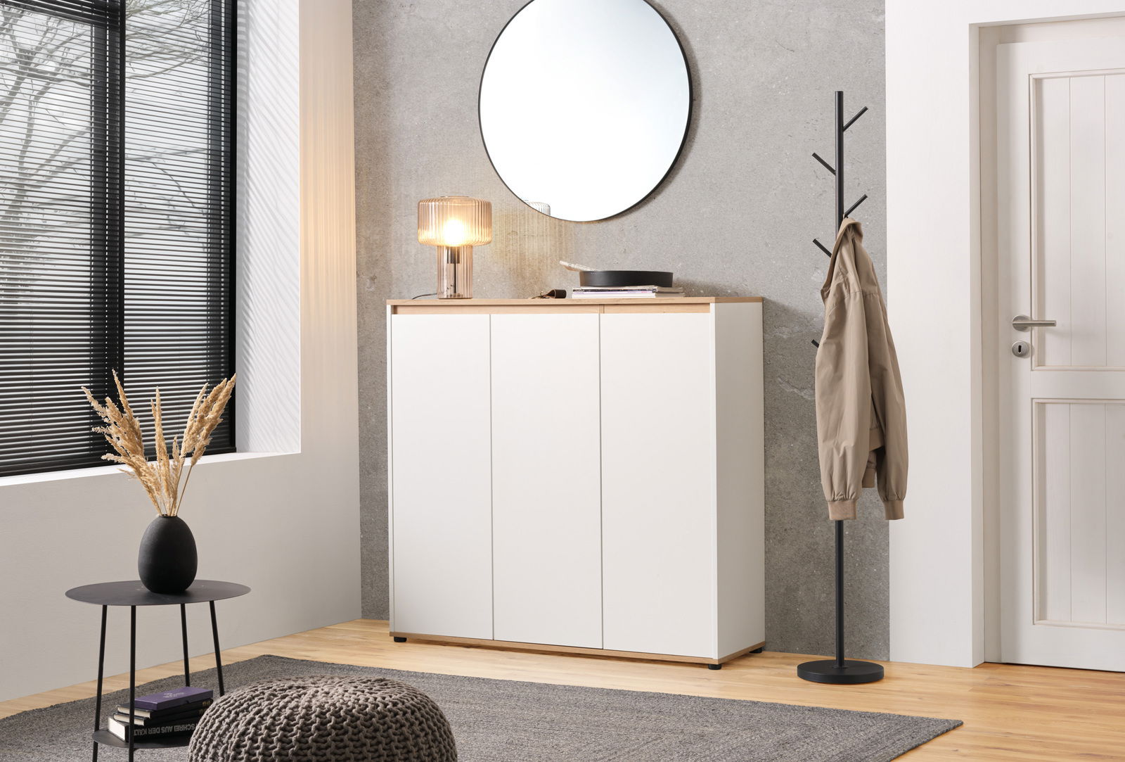 Moderner XL-Schuhschrank in Weiß mit Holzdetails, frontal fotografiert in einem stilvoll eingerichteten Raum mit Spiegel und Dekoration.