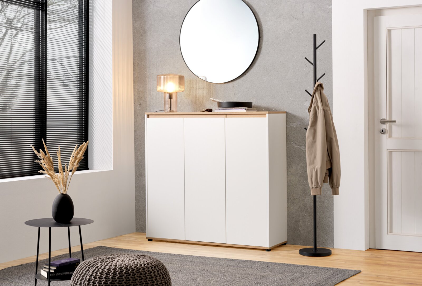 Carryhome XL-Schuhschrank MALEA Moderner XL-Schuhschrank in Weiß mit Holzdetails, frontal fotografiert in einem stilvoll eingerichteten Raum mit Spiegel und Dekoration.