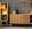 Moderne Wohnzimmermöbel mit einem hölzernen Sideboard und einem Regal, dekoriert mit stilvollen Tischlampen und Vasen, seitliche Perspektive.