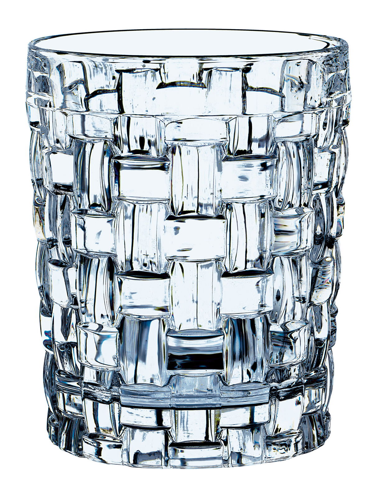 Nahaufnahme eines Kristallglases mit geflochtenem Muster, frontal betrachtet.