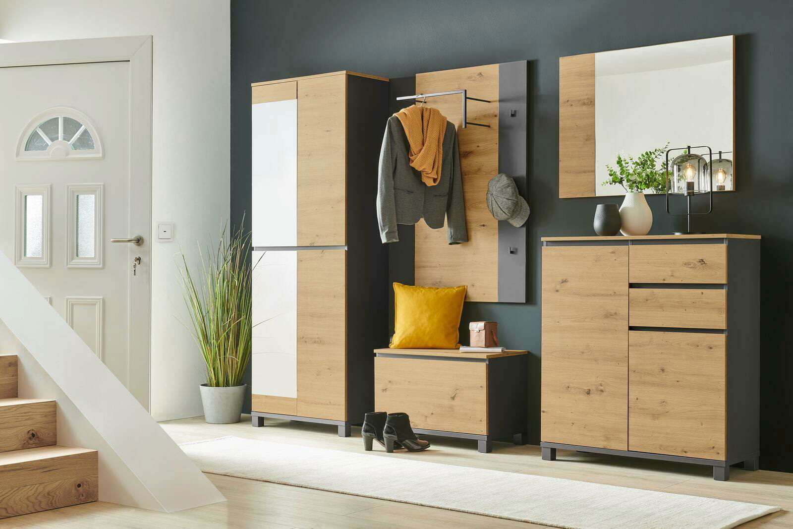 Moderne Garderobenkombination in Holzoptik mit Schuhschrank, Spiegel, Paneel, Bank und Hochschrank, seitliche Perspektive