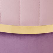 Nahaufnahme eines Hockers mit rosa und lila Polsterung sowie einem goldenen Akzentstreifen.