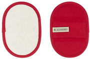 Zwei rote Topf-Griffschützer, Vorder- und Rückansicht, mit Le Creuset-Logo, auf weißem Hintergrund.