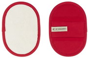 Zwei rote Topf-Griffschützer, Vorder- und Rückansicht, mit Le Creuset-Logo, auf weißem Hintergrund.