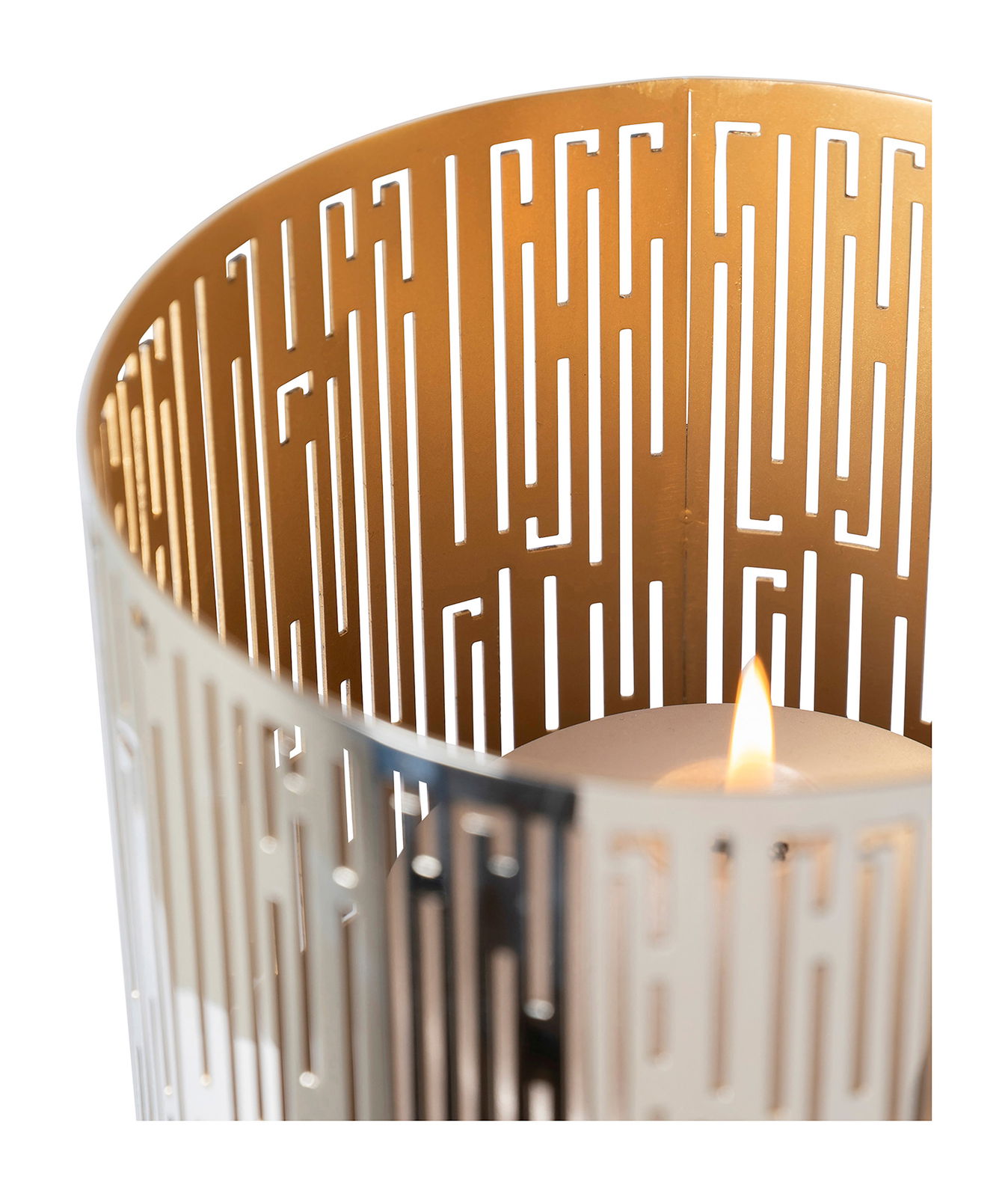 Nahaufnahme eines Fink Windlichts BRIANO mit geometrischem Muster und brennender Kerze, seitliche Perspektive