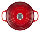 Roter Gourmet-Bräter von oben mit zwei Griffen und silbernem Knauf, Marke Le Creuset.