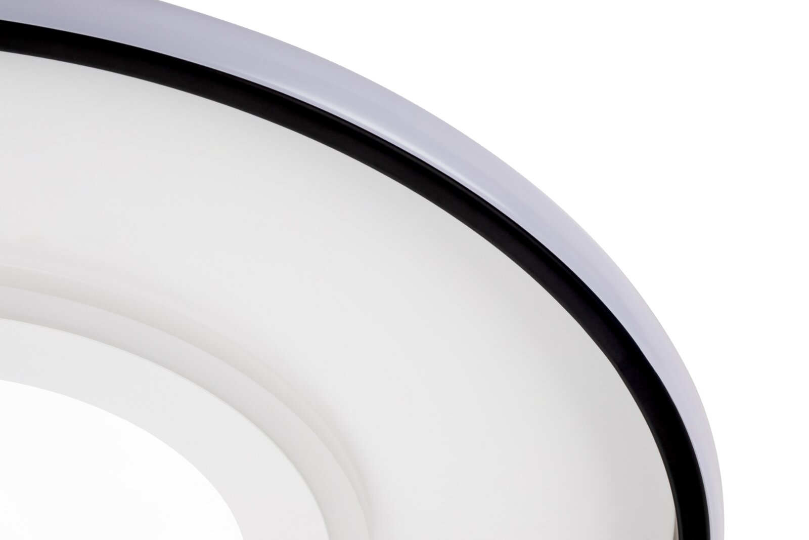 Nahaufnahme einer LED-Deckenleuchte mit schwarzem Rand und weißem Inneren, von der Seite betrachtet.