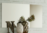 XL-Spiegel an einer Ziegelwand, dekoriert mit Vasen und einem Buchstaben, seitliche Perspektive