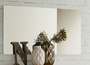 XL-Spiegel an einer Ziegelwand, dekoriert mit Vasen und einem Buchstaben, seitliche Perspektive