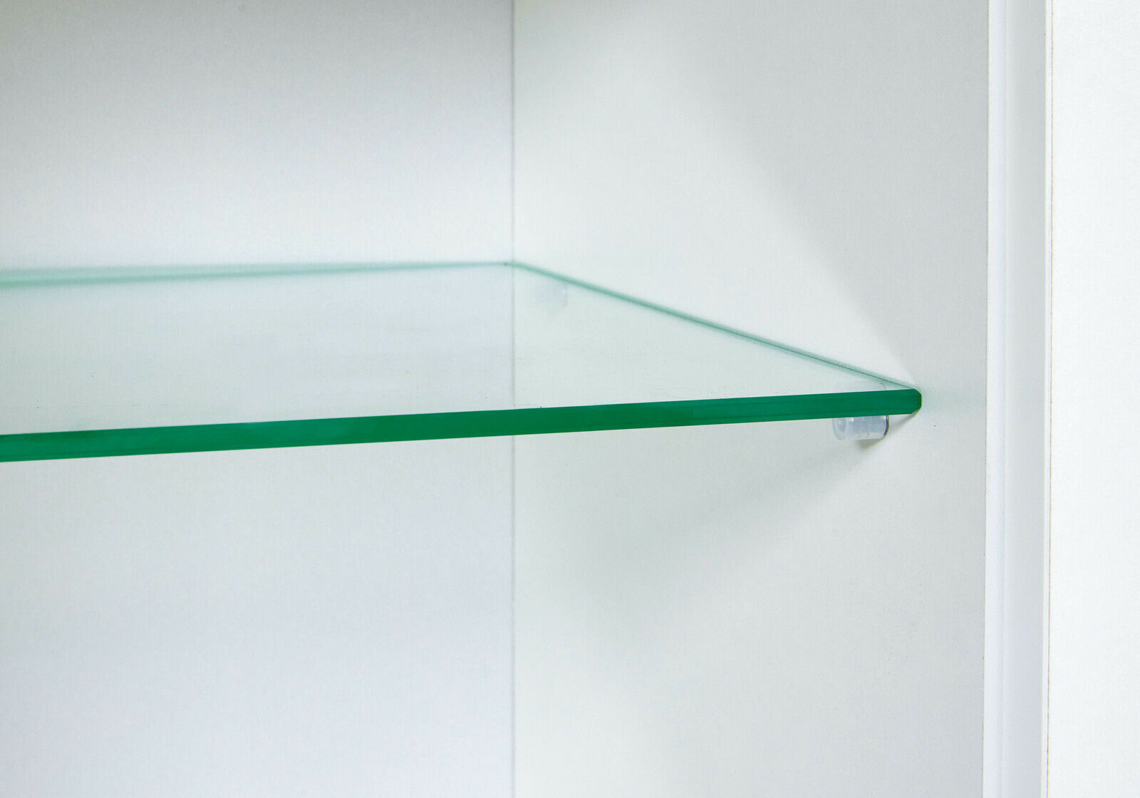 Nahaufnahme eines Glaseinlegebodens in einem Hängeschrank, seitliche Perspektive