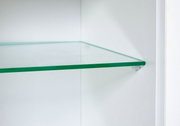 Nahaufnahme eines Glaseinlegebodens in einem Hängeschrank, seitliche Perspektive